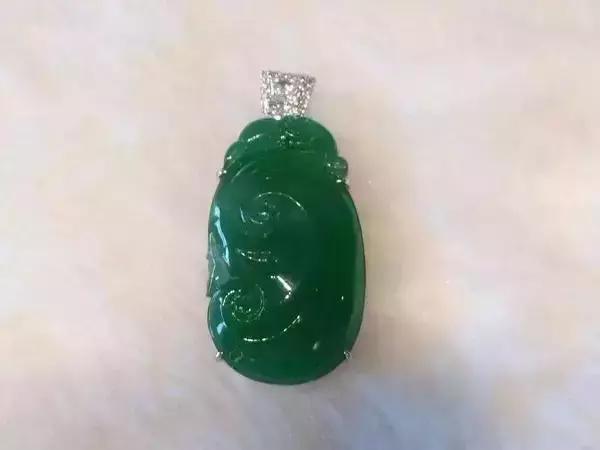 翡翠手镯戴进去难还是取出来难,翡翠手镯是不是能戴上就能取下