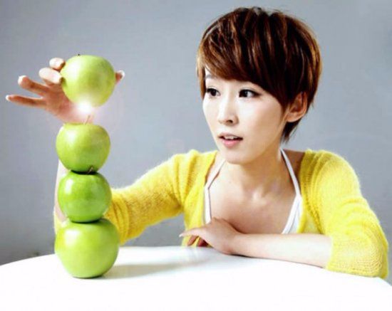 谢楠和谢楠同框,谢楠穿条纹西装走机场