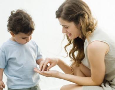 小孩踩到人不道歉怎么教育,孩子一脚踩空妈妈神反应