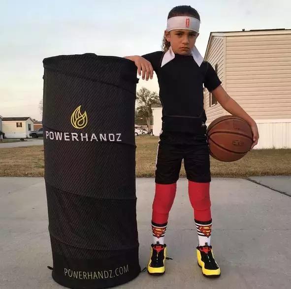 小女孩拥有第一双漂亮鞋子,七岁女孩球鞋