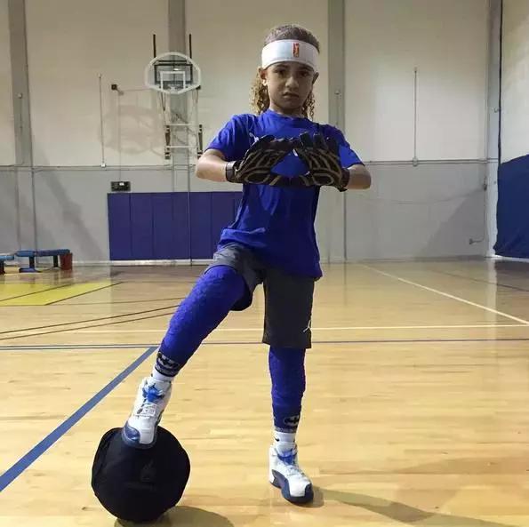 小女孩拥有第一双漂亮鞋子,七岁女孩球鞋