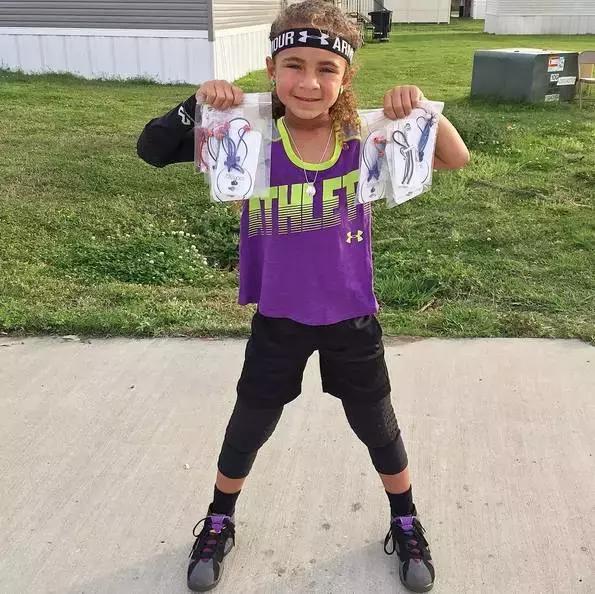 小女孩拥有第一双漂亮鞋子,七岁女孩球鞋