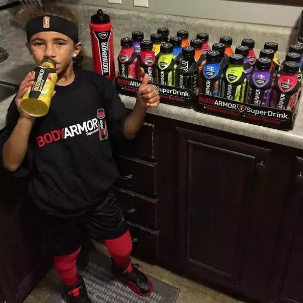 小女孩拥有第一双漂亮鞋子,七岁女孩球鞋