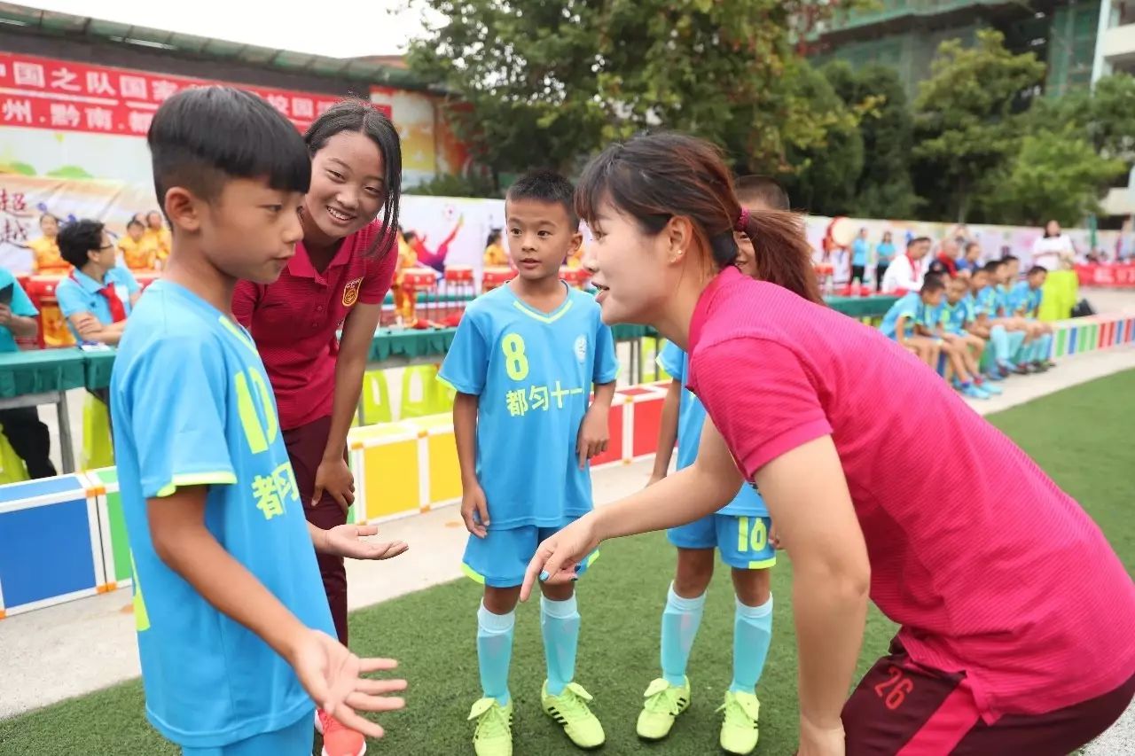 暖心·中国之队｜播种希望！U19女足小花走进都匀十一小学