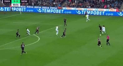 GIF-妖人英超首秀成车祸现场这还是那个欧洲杯最佳新秀？