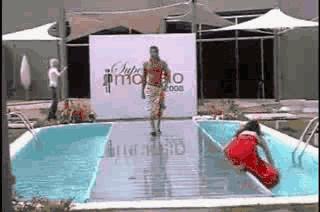 平时崴脚的处理方式,以前崴脚后平地崴脚