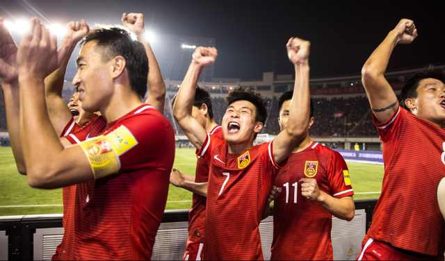 国足主帅致歉视频,国足三人获褒奖后防核心遭重罚