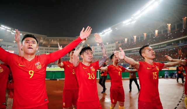 国足主帅致歉视频,国足三人获褒奖后防核心遭重罚