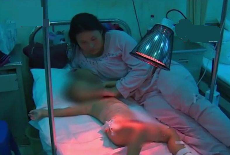 妈妈一个暖心的举动,一个动作谨慎毁了孩子