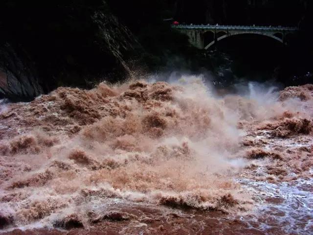 虎跳峡的震撼,虎跳峡惊险之旅