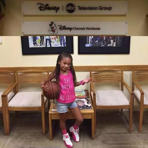 小女孩拥有第一双漂亮鞋子,七岁女孩球鞋