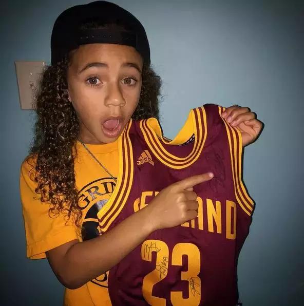 小女孩拥有第一双漂亮鞋子,七岁女孩球鞋