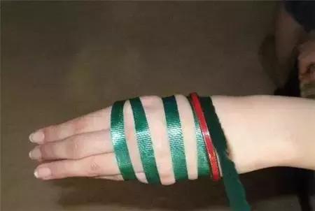 翡翠手镯戴进去难还是取出来难,翡翠手镯是不是能戴上就能取下