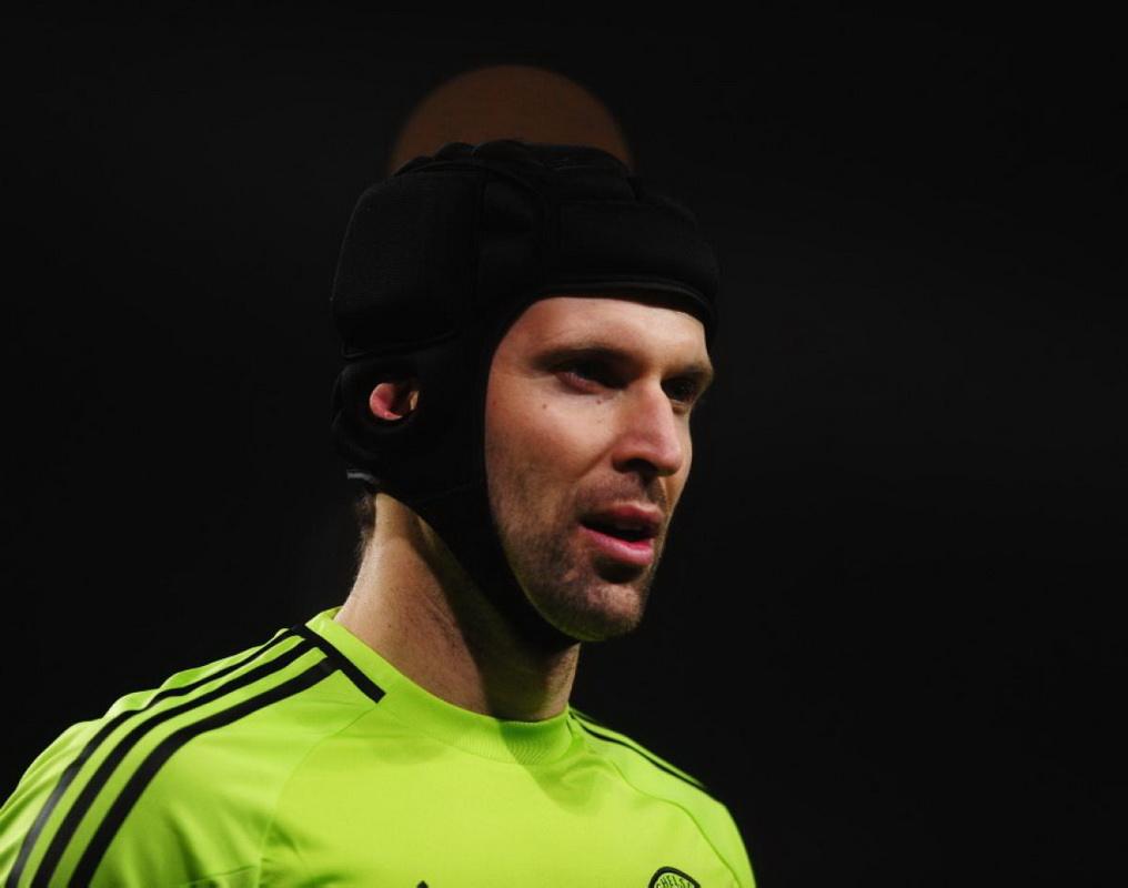 比艾德森惨得多！他直接被爆头，重伤之后仍然征战沙场