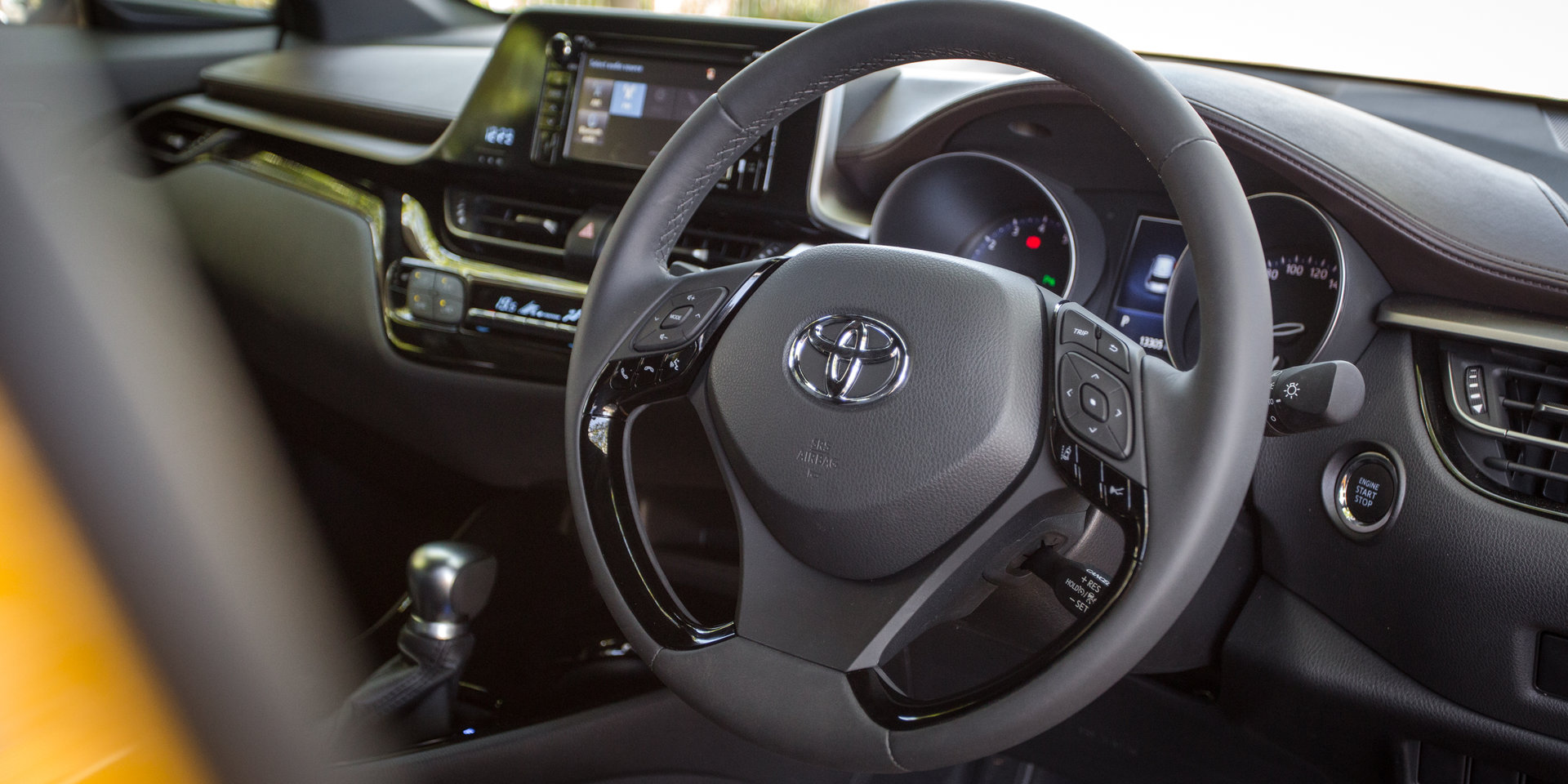 2022款丰田c-hr2023落地价,全新丰田c-hr官图发布