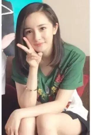 杨幂穿的gucci的格纹外套,杨幂celine上衣