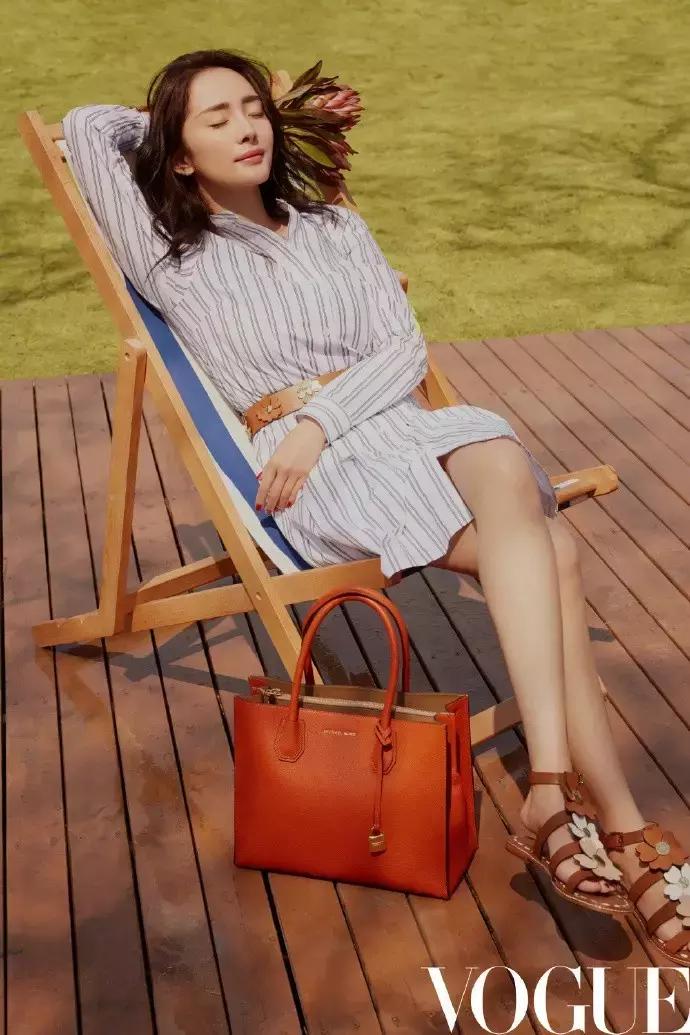 杨幂穿的gucci的格纹外套,杨幂celine上衣