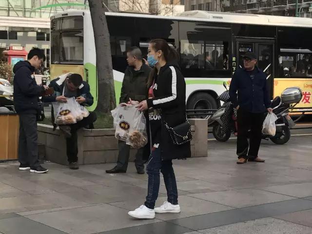 这年头店门口不站点黄牛，好意思说自己是网红？