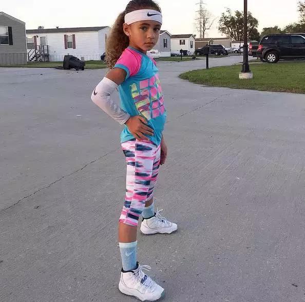 小女孩拥有第一双漂亮鞋子,七岁女孩球鞋