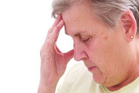 老年人白斑与白癜风的区别,老年人得白癜风是啥原因