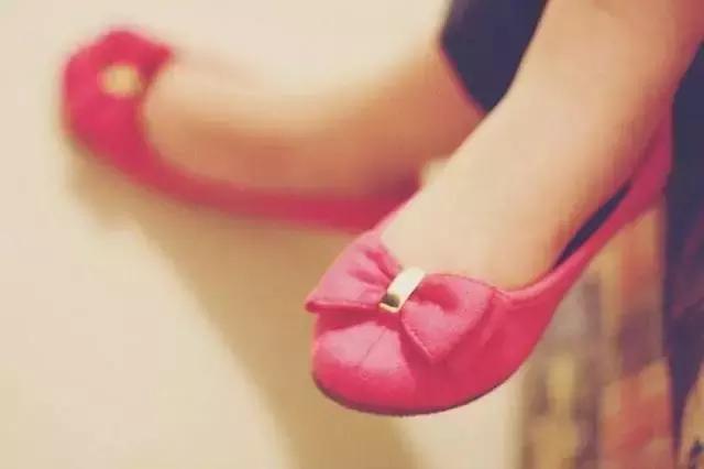 平时崴脚的处理方式,以前崴脚后平地崴脚