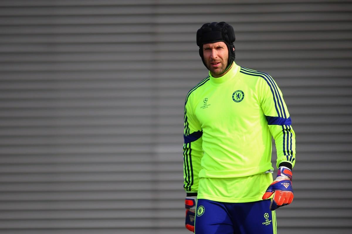 比艾德森惨得多！他直接被爆头，重伤之后仍然征战沙场