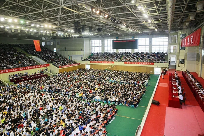 我校隆重举行新生典礼,新生入学仪式暨开学典礼