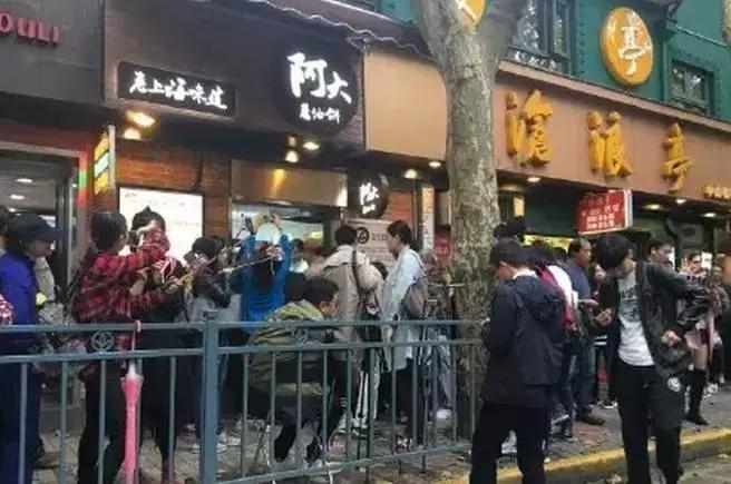 这年头店门口不站点黄牛，好意思说自己是网红？