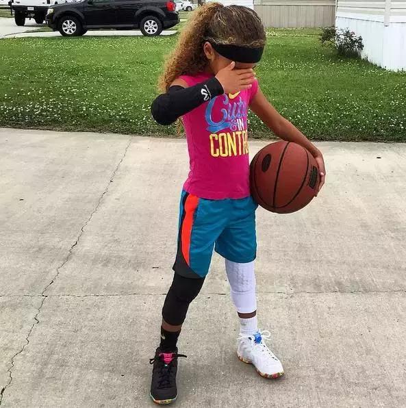 小女孩拥有第一双漂亮鞋子,七岁女孩球鞋