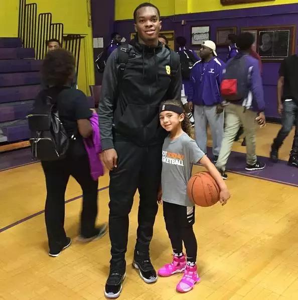 小女孩拥有第一双漂亮鞋子,七岁女孩球鞋