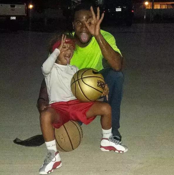 小女孩拥有第一双漂亮鞋子,七岁女孩球鞋