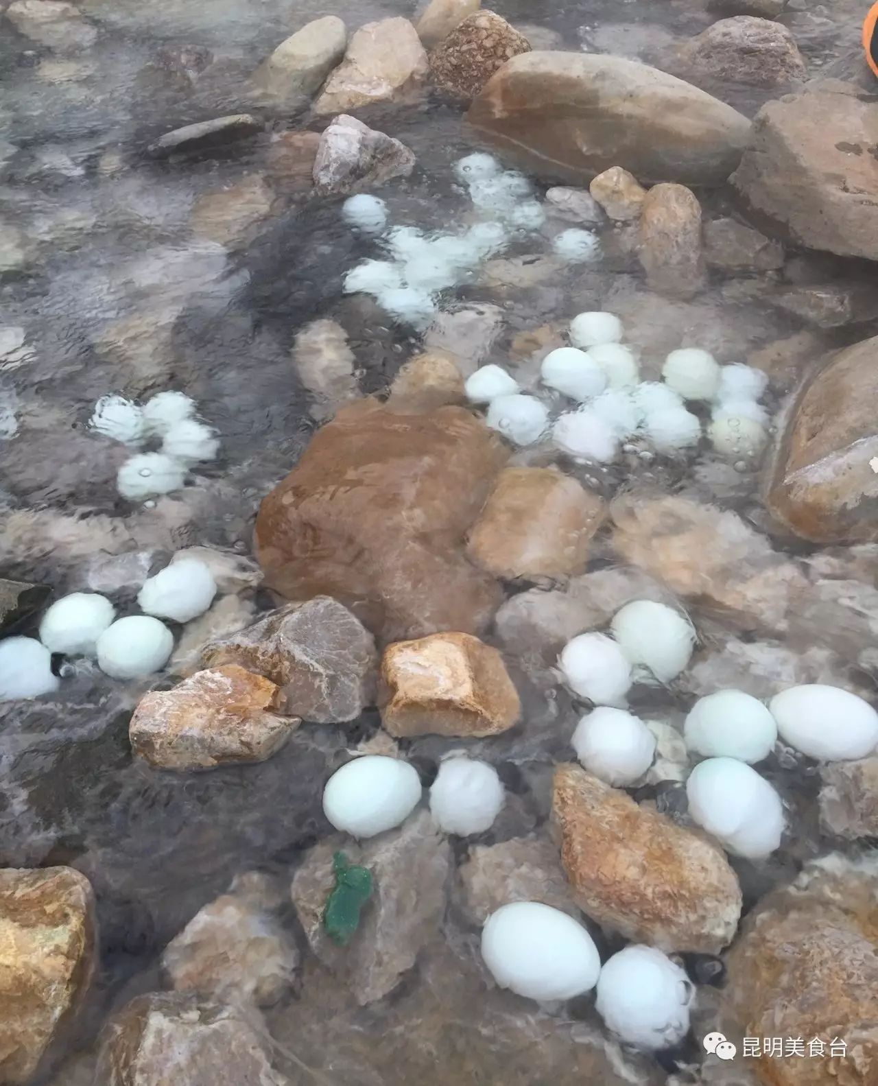 云南最神秘的六个野温泉，峡谷弥漫雾气小鱼咬脚，车底盘常常被刮