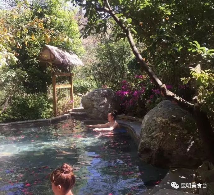 云南最神秘的六个野温泉，峡谷弥漫雾气小鱼咬脚，车底盘常常被刮