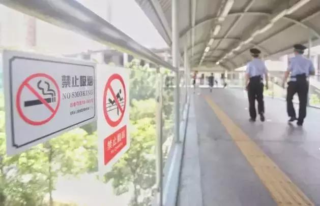 年年顶住春运的深圳银湖汽车站，今天又顶住了一群人的“突袭”！