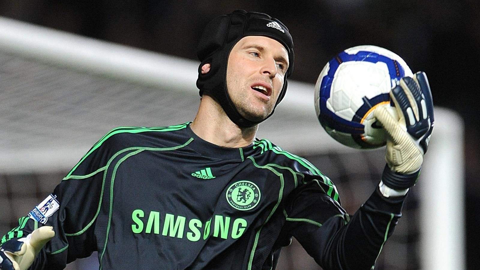 比艾德森惨得多！他直接被爆头，重伤之后仍然征战沙场