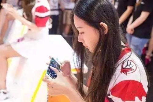 结衣老师说这些手机玩王者荣耀还卡顿掉线？你说咋办就咋办