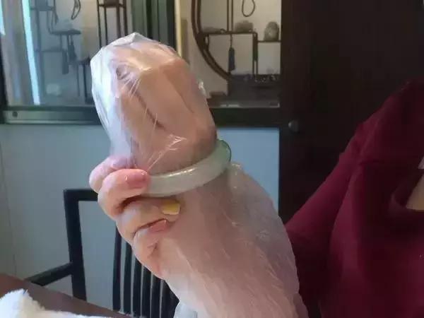 翡翠手镯戴进去难还是取出来难,翡翠手镯是不是能戴上就能取下