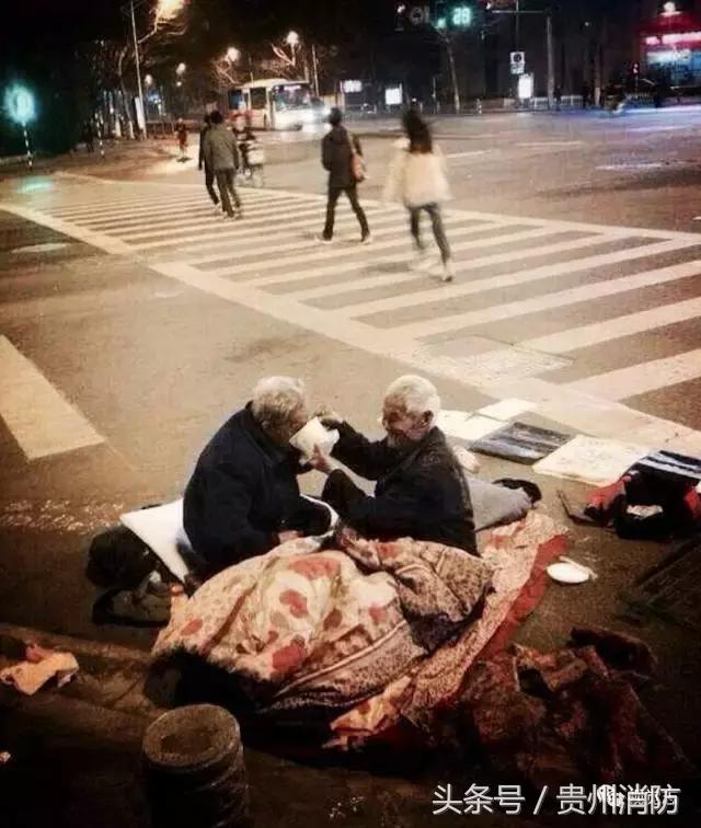 女学生跳楼轻生被民警救下,抑郁症学生跳楼轻生民警劝导安慰