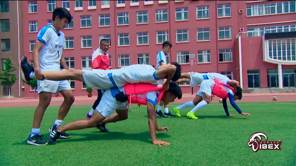 “死亡爬行”虐哭球员希望小学留下珍贵回忆