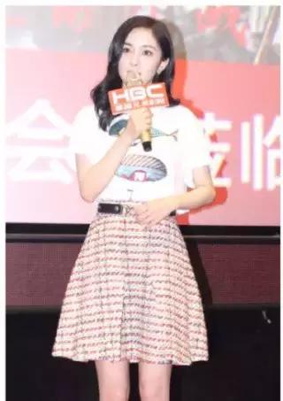 杨幂穿的gucci的格纹外套,杨幂celine上衣