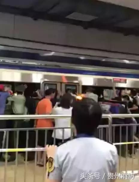 女学生跳楼轻生被民警救下,抑郁症学生跳楼轻生民警劝导安慰