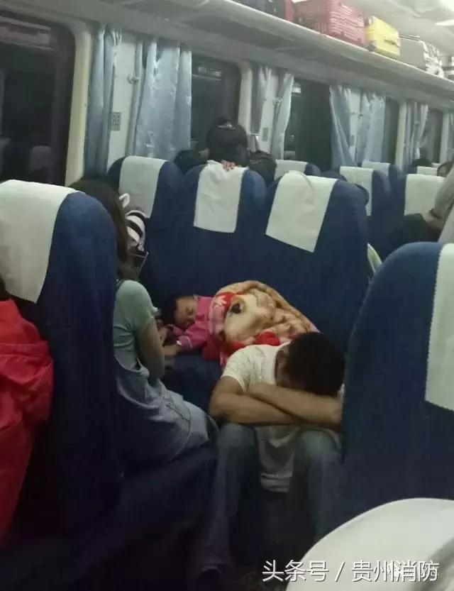 女学生跳楼轻生被民警救下,抑郁症学生跳楼轻生民警劝导安慰