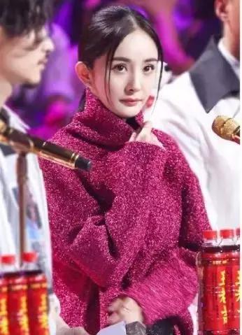 杨幂穿的gucci的格纹外套,杨幂celine上衣