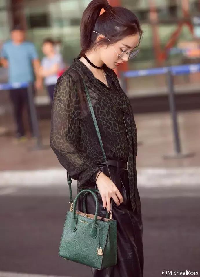 杨幂穿的gucci的格纹外套,杨幂celine上衣