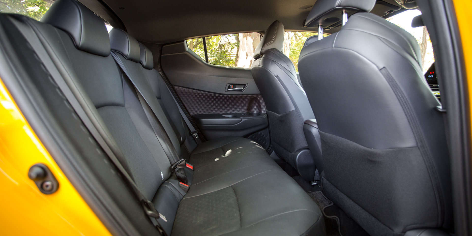 2022款丰田c-hr2023落地价,全新丰田c-hr官图发布