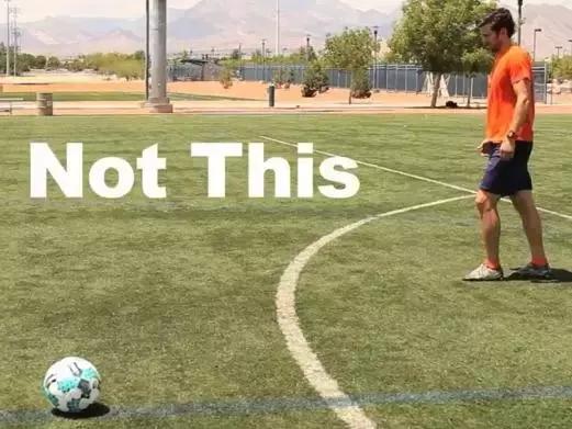 足球远射教学弧线球,足球底线小技巧