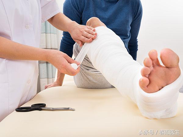 孩子腿有点弯怎么变直,小孩绑腿能使腿变直吗