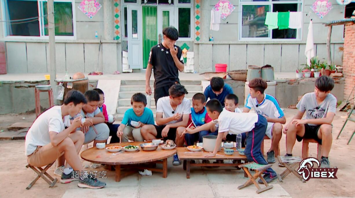 “死亡爬行”虐哭球员希望小学留下珍贵回忆