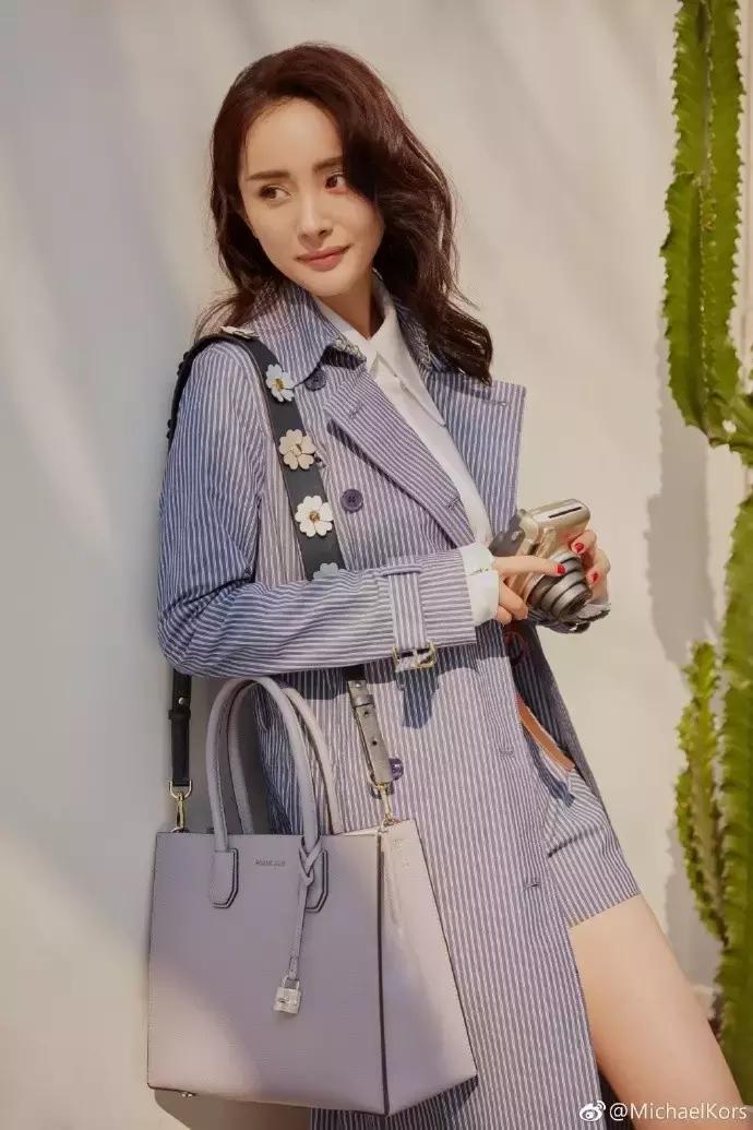 杨幂穿的gucci的格纹外套,杨幂celine上衣