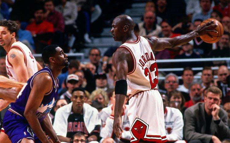 篮球假动作怎么做,篮球假动作身体晃人教程